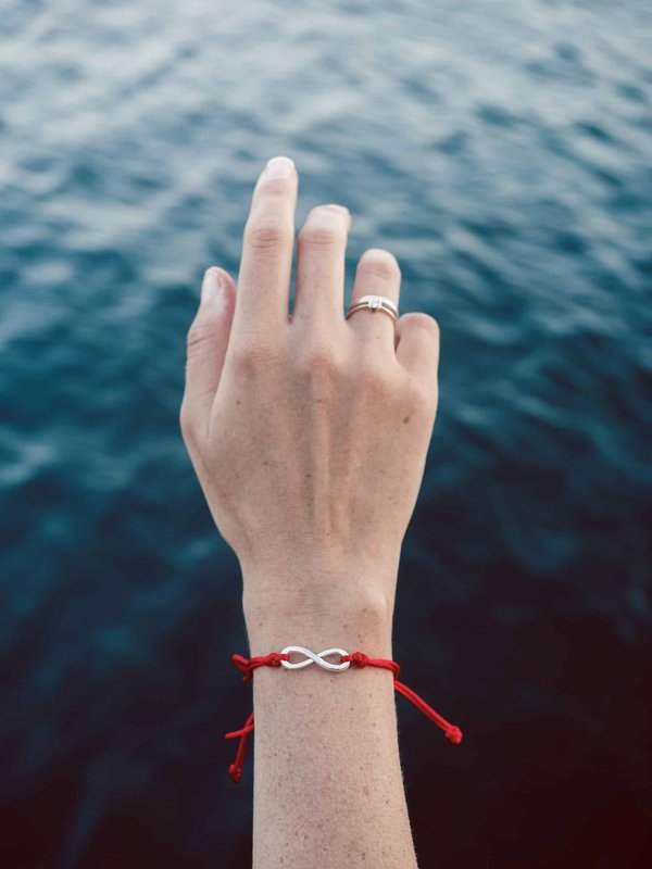 Quels matériaux rendent le bracelet infini encore plus élégante ?